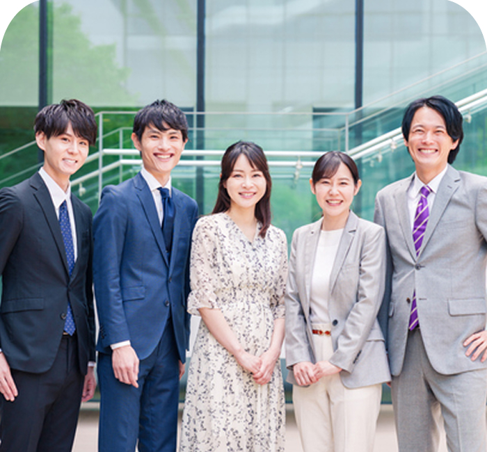 笑顔で並ぶ従業員たち