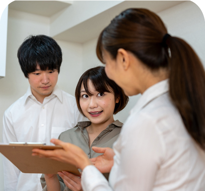 住まいの相談を受ける担当者と利用者