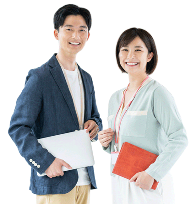 書類を持つ男女のスタッフ