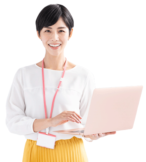 ノートパソコンを持つ女性スタッフ